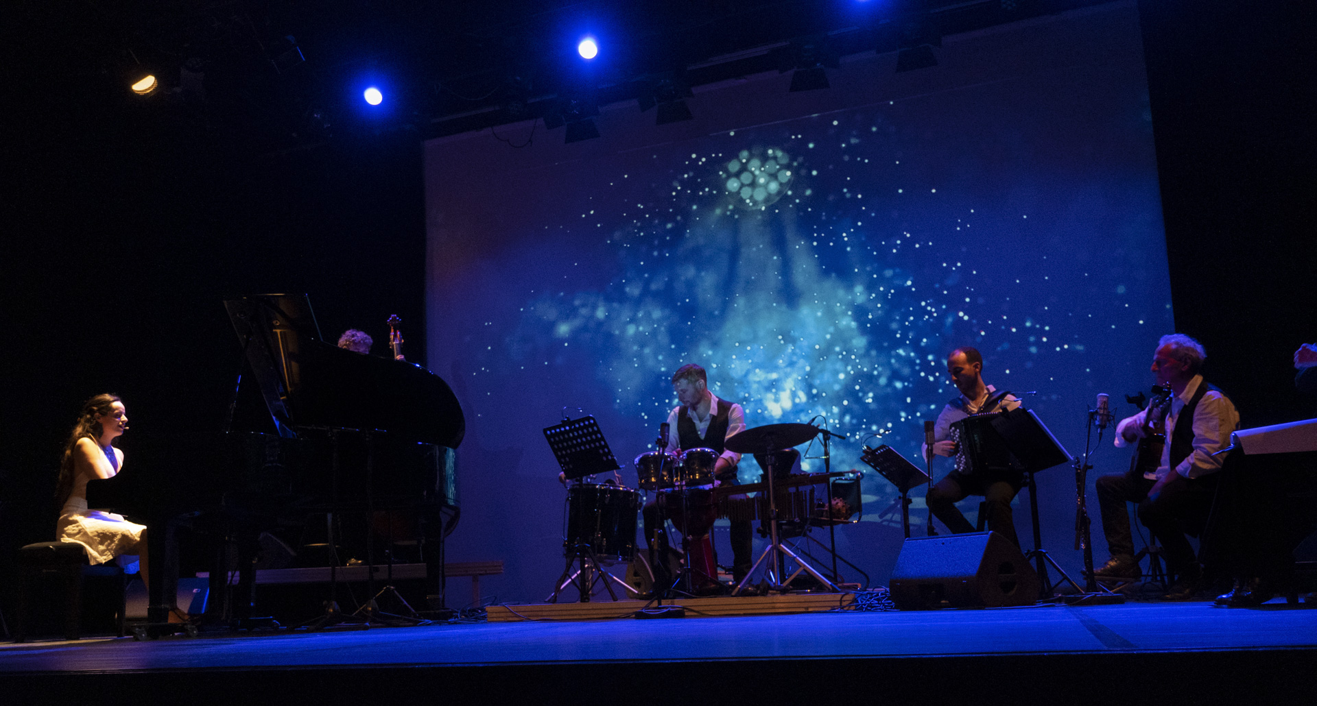 LE CHANT PROFOND JUIF POÈMES ET CHANTS SÉPHARADESMISE EN SCÈNE DE JEAN-HENRI BLUMEN CHANT PAR SUZANNE BEN ZHAKOUN COMÉDIENS FRANCESCA CONGIU FRANÇOIS DELAIVE RENÉ HERNANDEZ PIANO ET ARRANGEMENT SUZANNE BENZAKOUN GUITARE ALAIN SPEISER CONTREBASSE BAPTISTE ARCHIMBAUD PERCUSSIONS ROMAIN SPEISER ACCORDÉON WILFRIED TOUATI PRODUCTION LA COMPAGNIE LÉZART DIMANCHE 15 JANVIER CENTRE D'ART ET DE CULTURE ESPACE RACHI 39 RUE DE BROCA 75005 PARIS