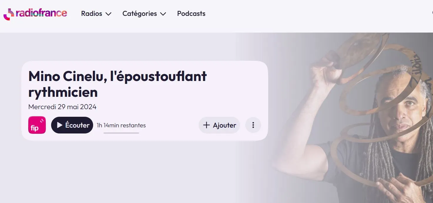 Mino Cinelu Hero Mino Cinelu lépoustouflant rhythmi cien avec la date Mercredi 29 mai 2024 et le bouton Écouter sur fond violet pâle photo du musicien à droite avec cercles décoratifs