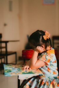 Enfant lisant un livre illustration de la transmission et de lapprentissage