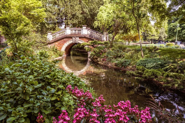 Amour-Gloire-et-Beaute-dans-la-Plaine-Monceau-a-la-Belle-Epoque